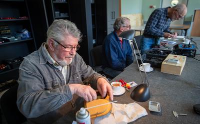 Vrijwilliger Bart Bazuin repareert een klok in een ander Repair Café.