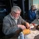 Vrijwilliger Bart Bazuin repareert een klok in een ander Repair Café.