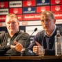 Rinse Bleeker (rechts) met bestuurslid Ernst Söllner tijdens de supportersavond van FC Emmen.