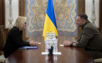 Julie Davis met Andrej Jermak, voormalig hoofd van de Oekraïense presidentiële staf, in 2025.