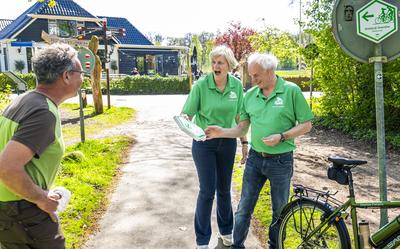 Hetty en Erik Luppes ontvangen van de beheerder het eerste bordje van Rondje Drenthe, wat door vuurwerk vernield is. Dit gebeurde direct na de officiële onthulling van het bordje rechts in beeld.