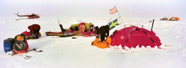 Het kamp wordt opgebouwd.