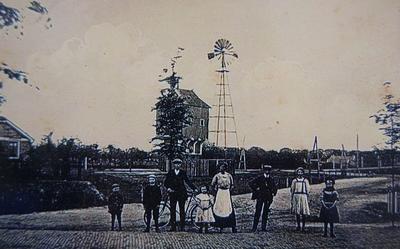 Rond 1914 lieten deze Emmenaren zich vereeuwigen op het huidige stationsplein. Op de achtergrond de windmolen, de watertoren en de spoorwegovergang in de Boslaan. De Emmerdennen zijn nog duidelijk in aanwas.