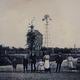 Rond 1914 lieten deze Emmenaren zich vereeuwigen op het huidige stationsplein. Op de achtergrond de windmolen, de watertoren en de spoorwegovergang in de Boslaan. De Emmerdennen zijn nog duidelijk in aanwas.
