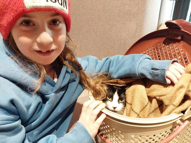 Aysa heeft de kat van de familie meegenomen.