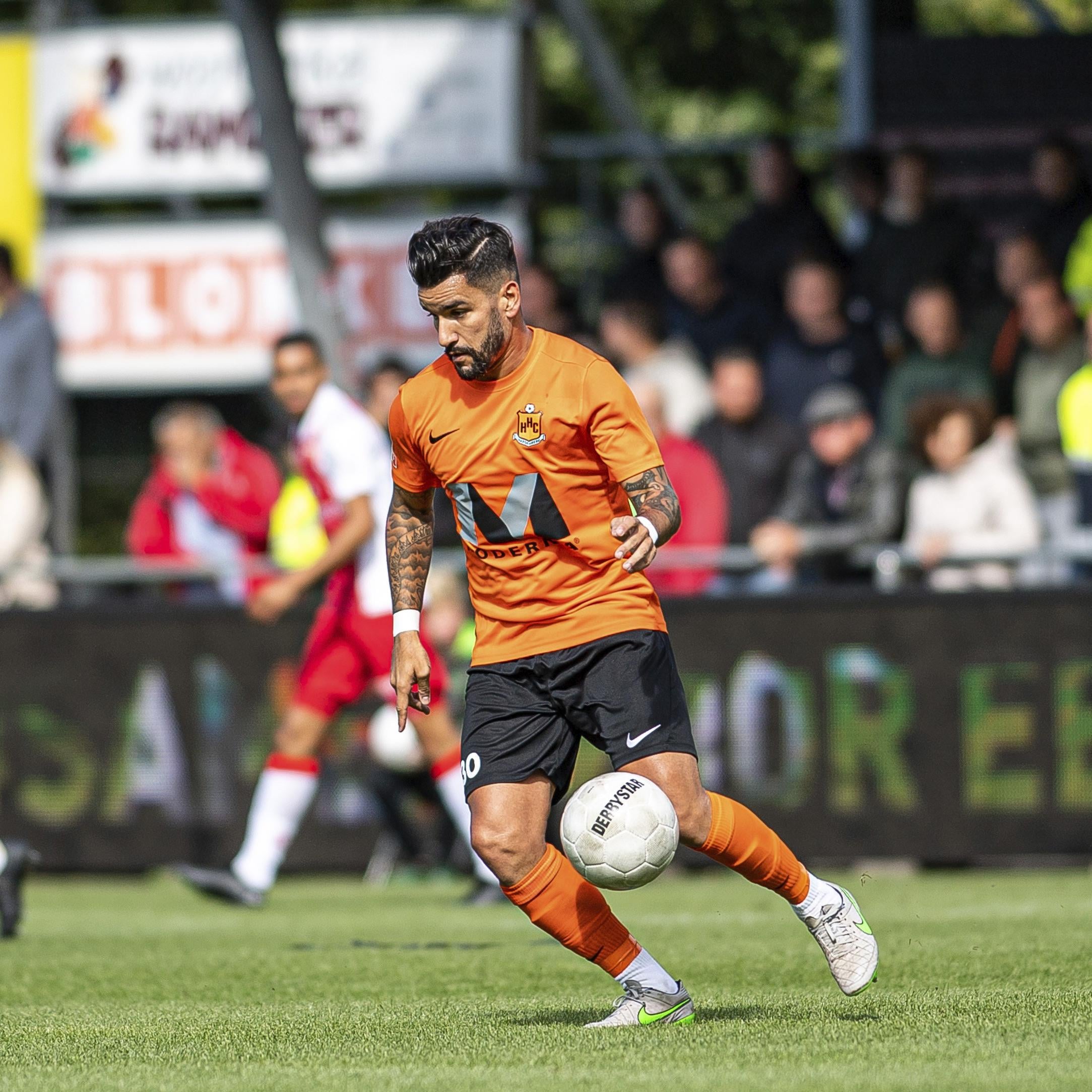 Matías Jones op archiefbeeld in het oranje van HHC Hardenberg in actie tegen IJsselmeervogels. Die wedstrijd won HHC met 2-0.