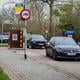 Drukte in Bad Nieuweschans. Rijden door het dorp om file bij grenscontroles te omzeilen.