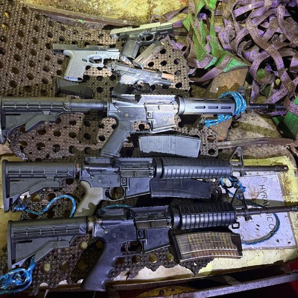 Machinegeweren en pistolen werden aangetroffen