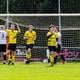 Veelerveen-speler Martijn Busscher (rechts) viert zijn doelpunt tegen Bareveld.