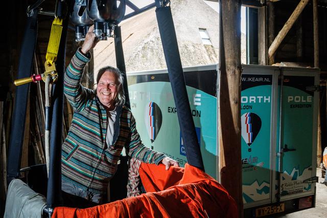 Ike Visser bij zijn Noordpoolkar.