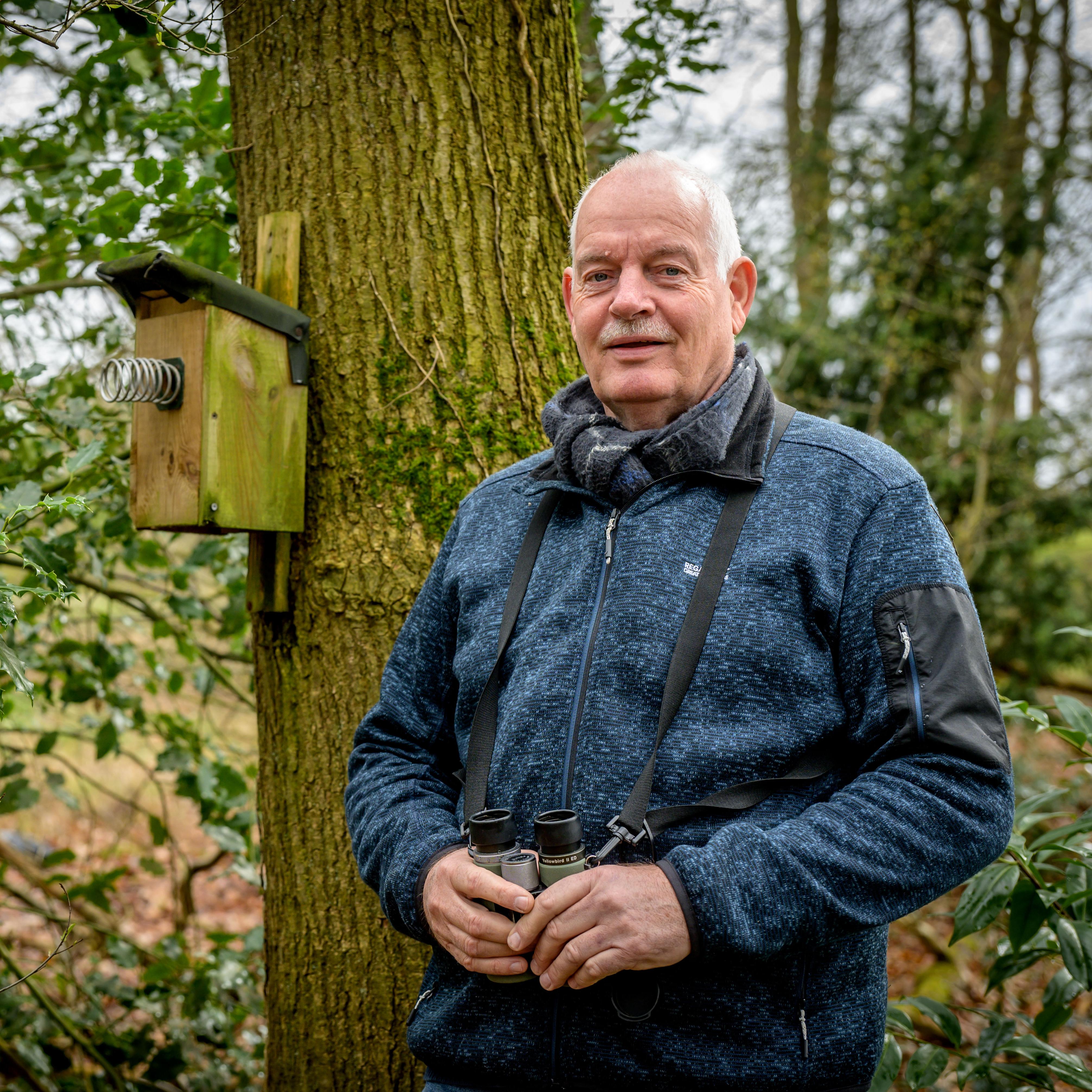 Lukas Jansen bij een oelenkast met bescharming tegen marters.