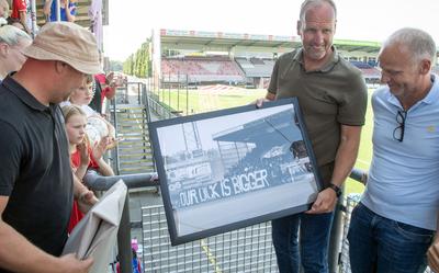 Van de supporters krijgt Lukkien nog een ingelijste foto van het beruchte spandoek.