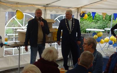Voorzitter Jan Gils verwelkomt de leden en de burgemeester.