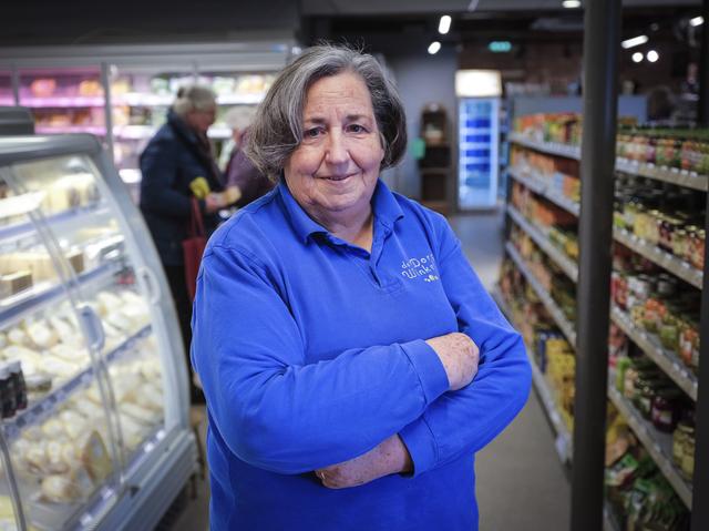 Ali Nienhuis uit Sauwerd is vrijwilliger bij de buurtsupermarkt.