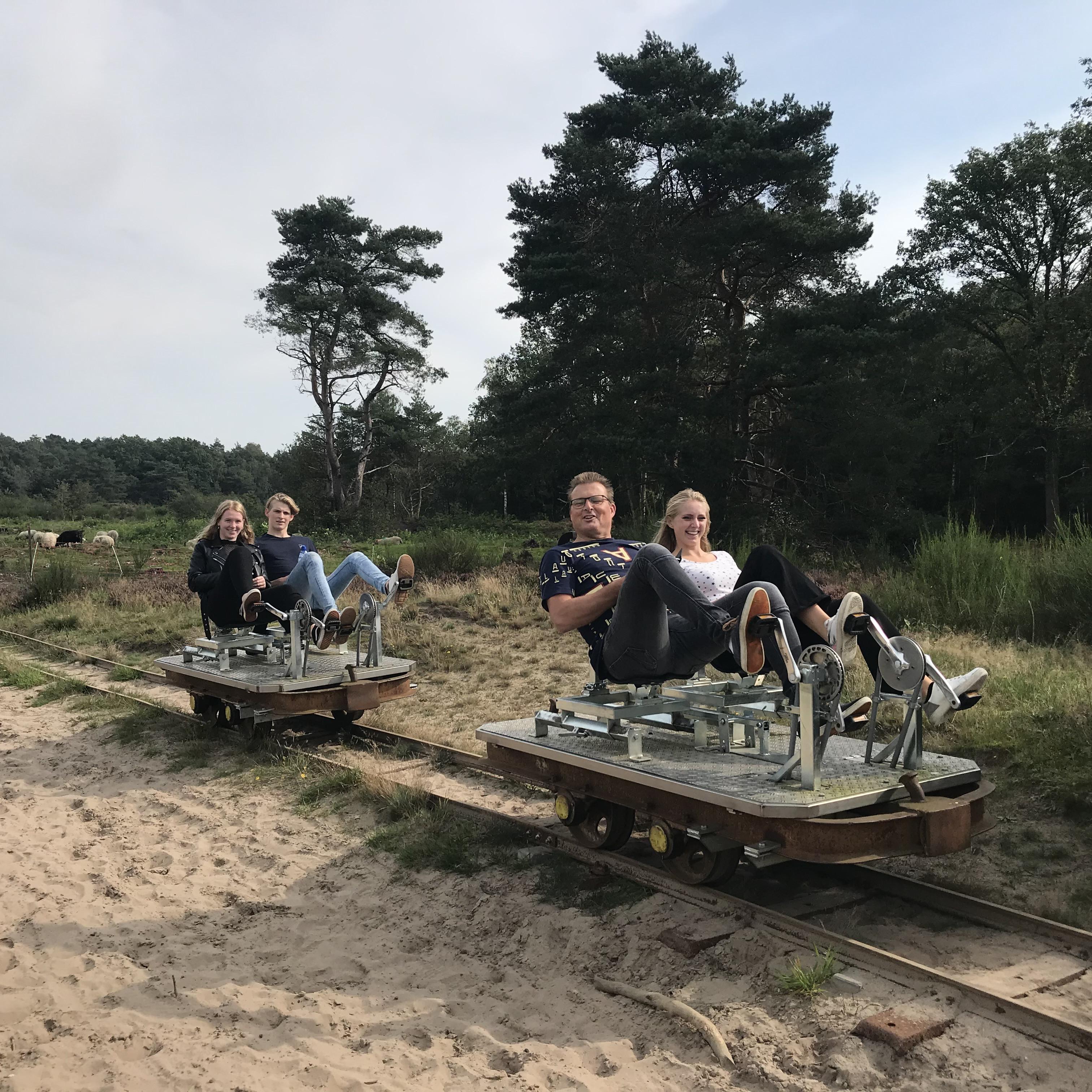 Het railfietsen over een smalspoor door het Holtingerveld.