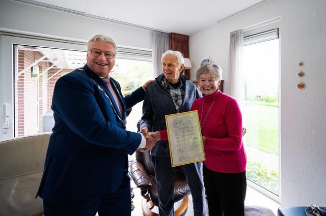 Evert en Rikie Bos zijn 60 jaar getrouwd. Het echtpaar kreeg bezoek van burgemeester Jan Zwiers.