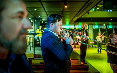 Voorafgaand aan het concert in de kleine zaal van De Oosterpoort speelden de musici in de foyer tussen het publiek.