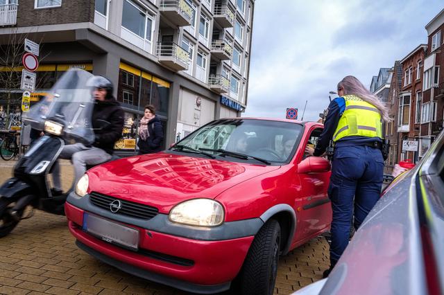Melissa spreekt twee Duitsers aan op het Zuiderdiep in Groningen.
