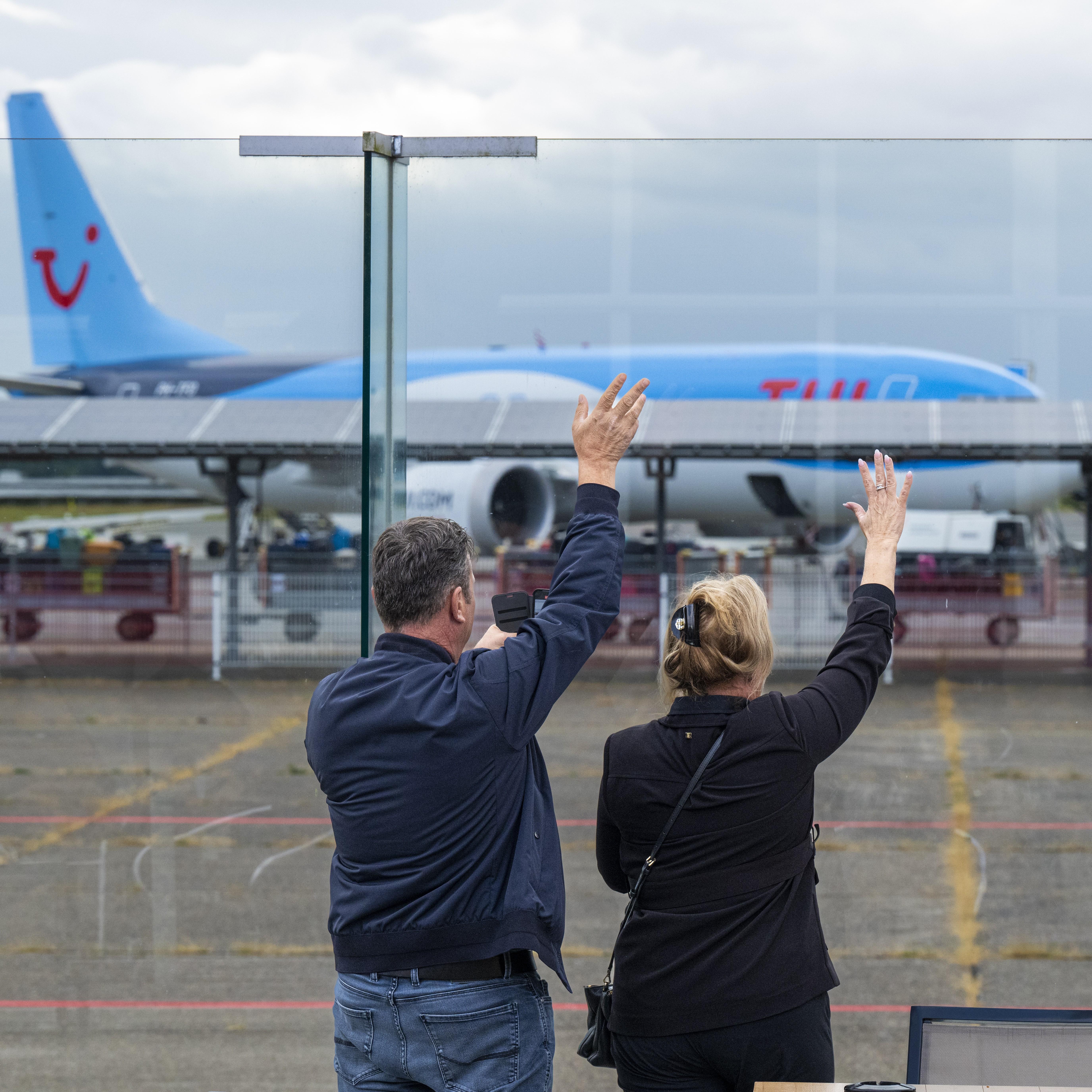 Een vakantievlucht wordt uitgezwaaid op Groningen Airport Eelde. Dit uitzwaaiterras is sinds januari dicht.