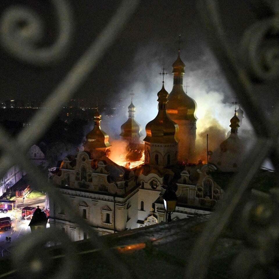 De kathedraal van het Holenklooster (het Kiev-Pechersk Lavra) in het centrum van Kiev werd zwaar geraakt.