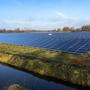Het zonnepark naast bedrijventerrein Leeksterveld in Leek.