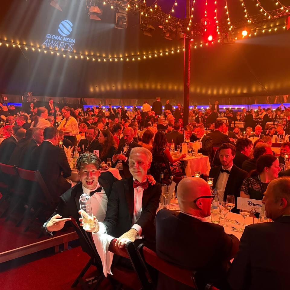Colin Mooijman en Jan Westera met hun Global Media Award.