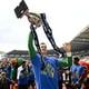 Union's keeper Kjell Scherpen viert de bekerzege en toont de cup.