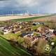 Deze luchtfoto laat zien hoe dicht de Eemshaven het dorpje Oudeschip is genaderd.