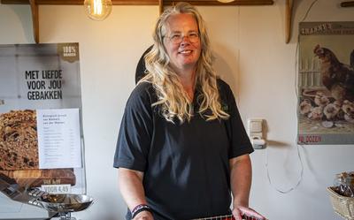 Lotte Rensema in het boerderijwinkeltje waar zij haar eigen biologische vlees verkoopt.
