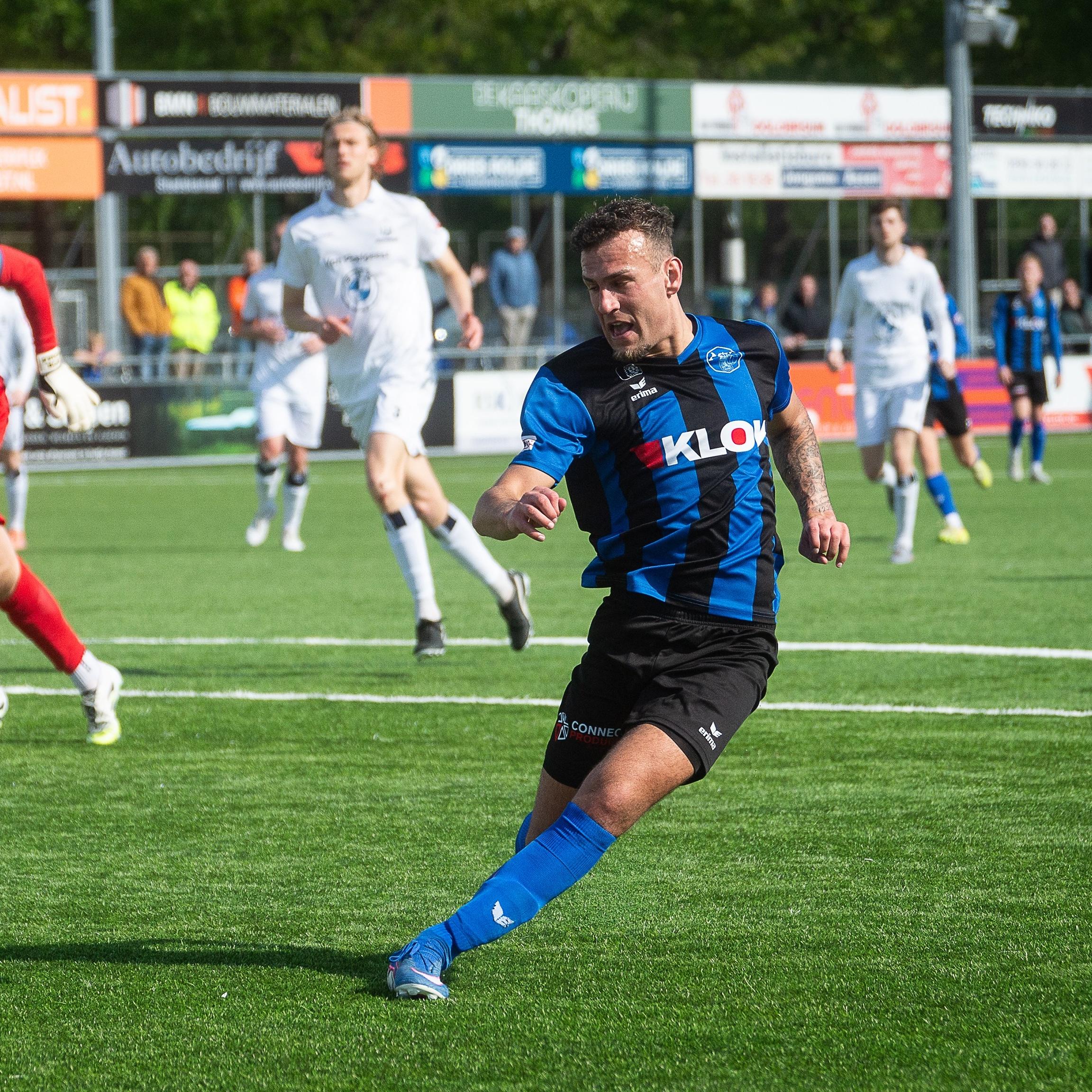 Kian Slor maakt de winnende 1-0 voor ACV in de thuiswedstrijd tegen Koninklijke HFC.