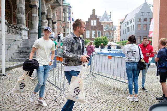 Deelnemers aan de KEI-week schreven zich maandag in bij het Academiegebouw.