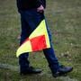 De assistent-scheidsrechter tijdens een jeugdvoetbalwedstrijd op de Esserberg.