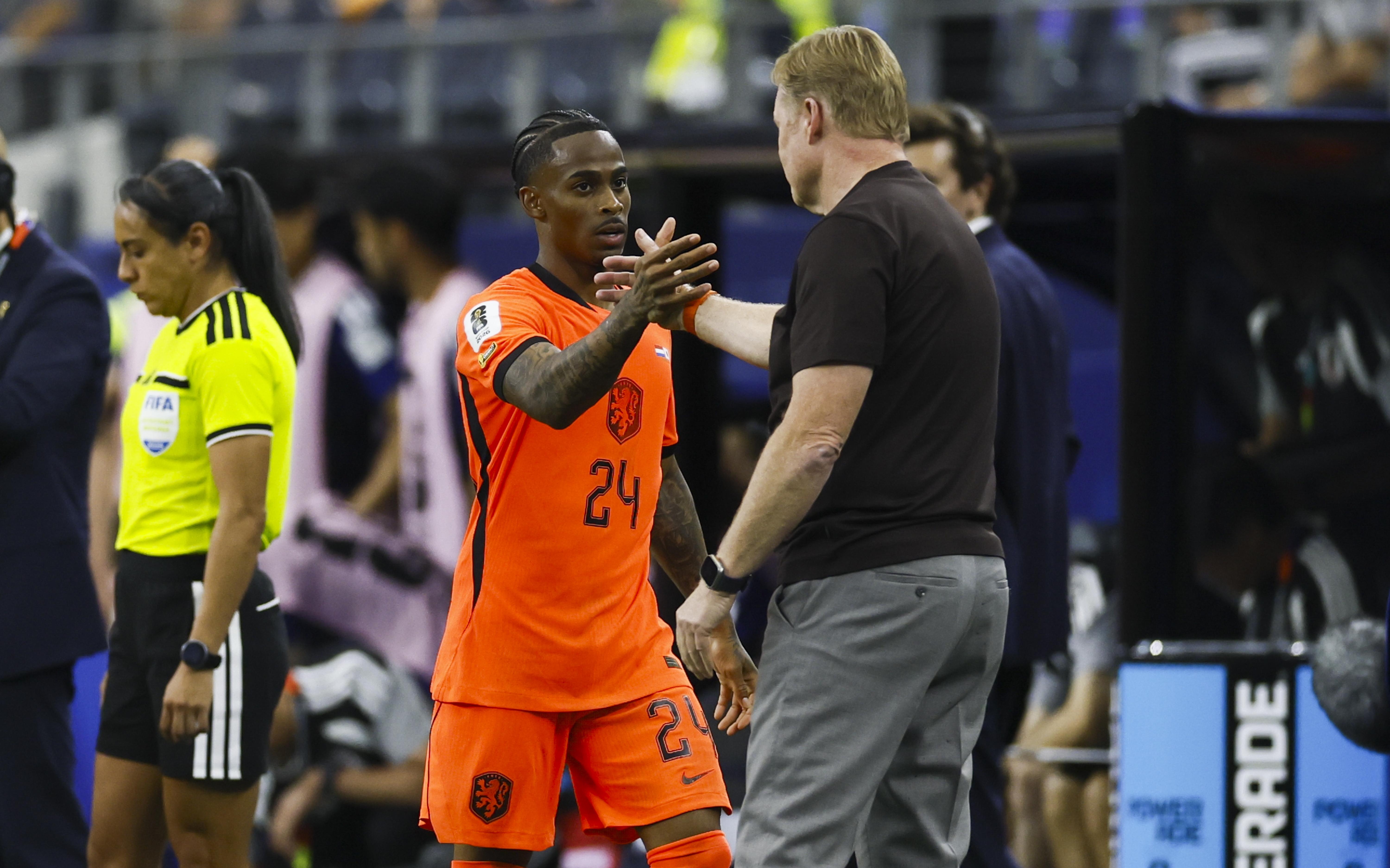 Coach Ronald Koeman tijdens de wedstrijd tussen Nederland en Japan in het Dallas Stadion