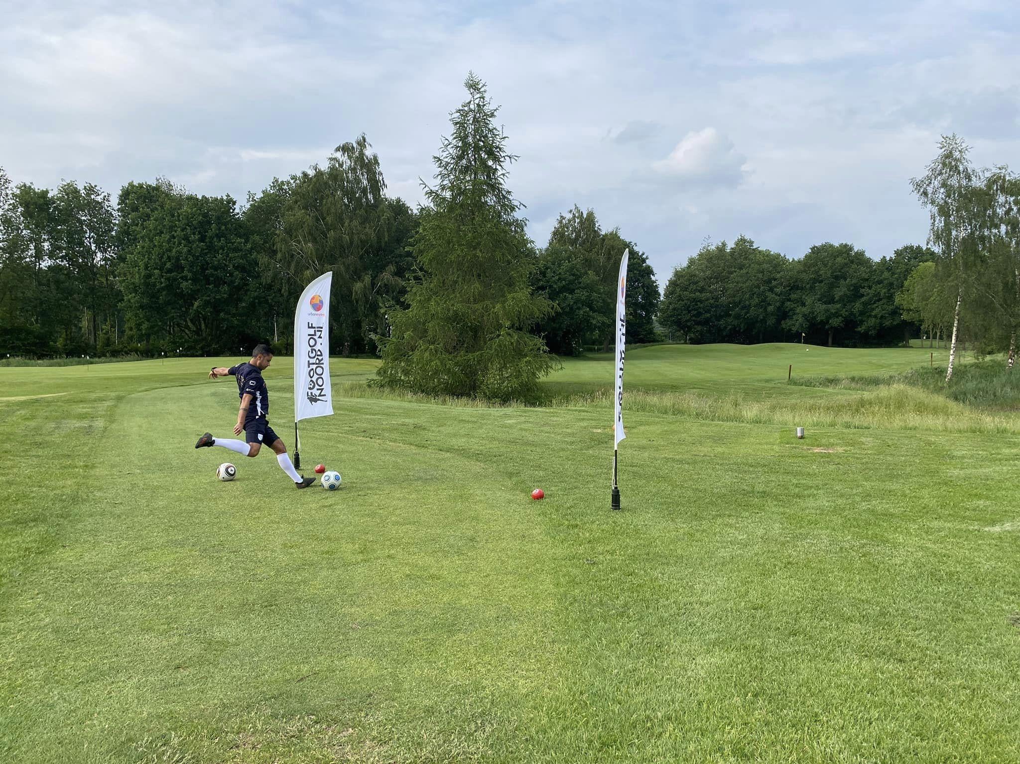Een voetgolfer op de baan in Exloo.