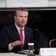 De Amerikaanse minister van Defensie, Pete Hegseth (links) en president Donald Trump.