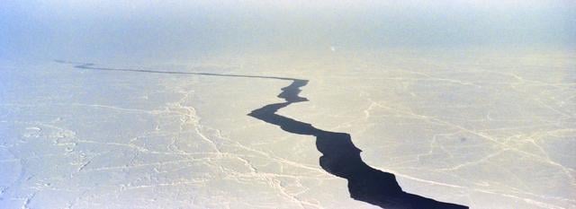Kraters in het ijs, vanuit de lucht gezien.