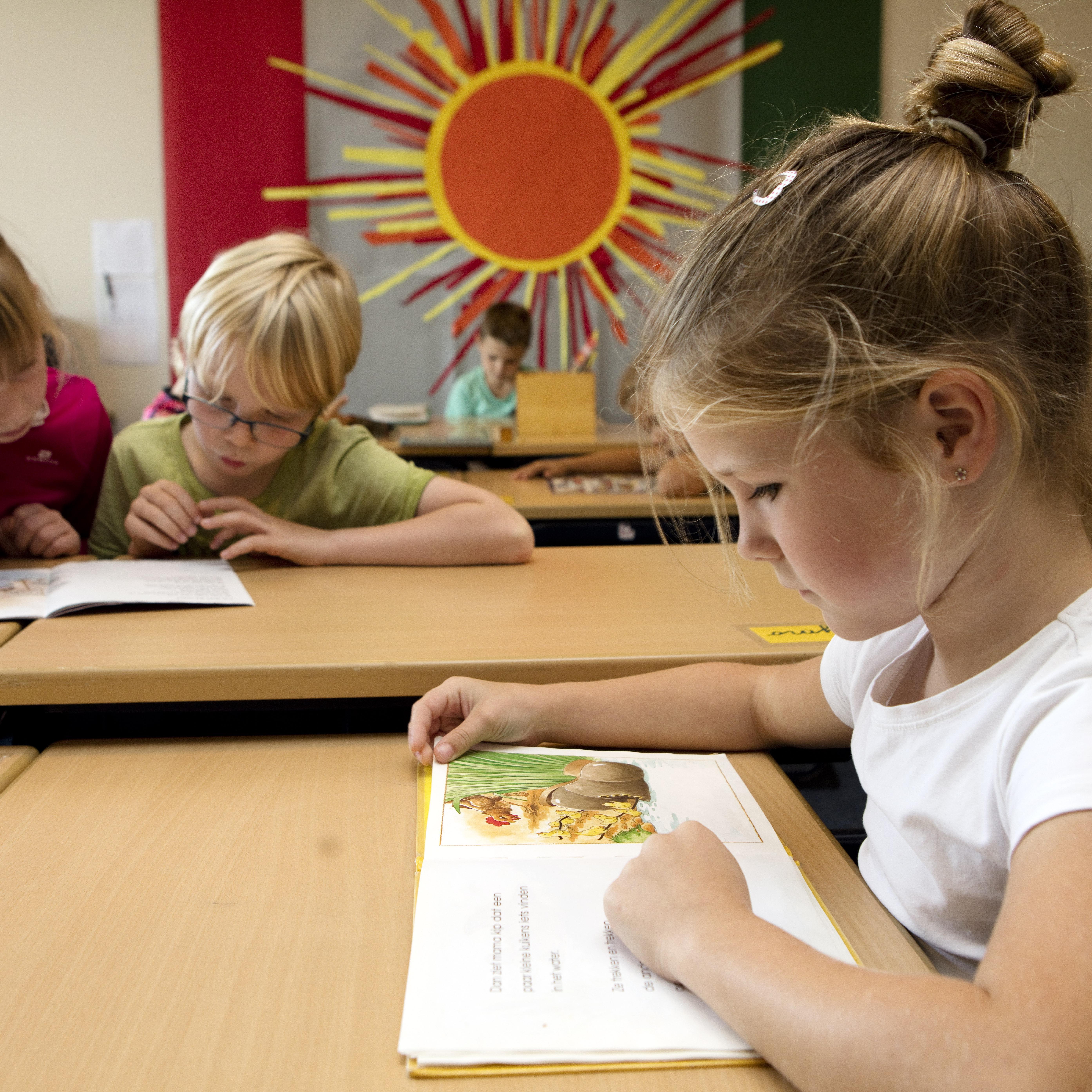 Kinderen hebben in hun ontwikkeling elk hun eigen tempo. De voorsprong van vroege lezers blijkt meestal tijdelijk.