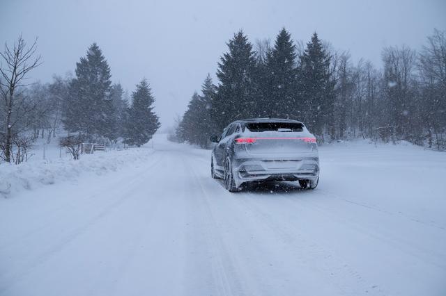 Door alle technische snufjes is in de sneeuw rijden met een elektrische auto moeilijker dan je denkt.
