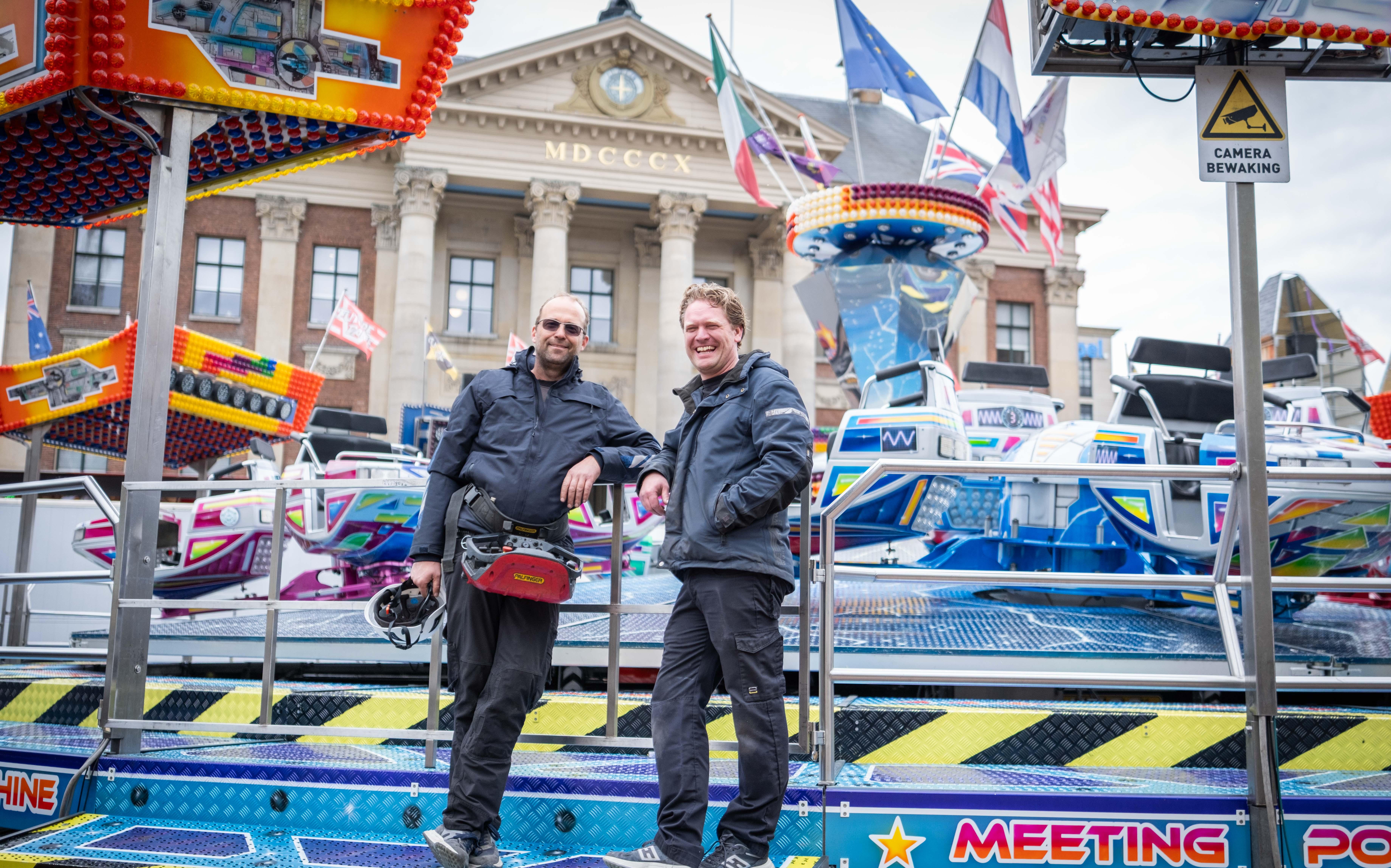Jean van der Beek (links) en Maykel de Voer (rechts) bij de attractie 'Future Dance' van De Voer