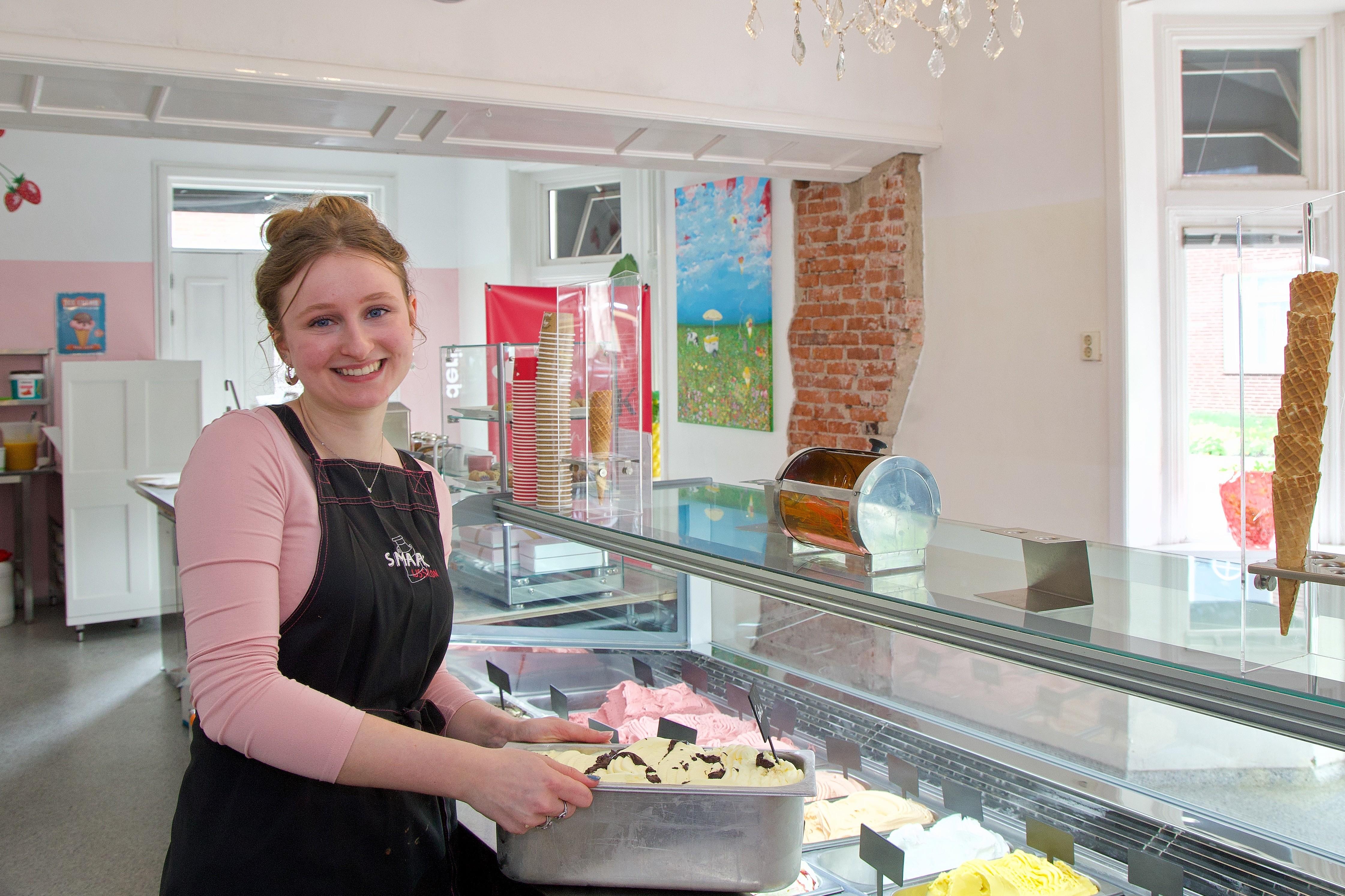 Amber van der Woude maakt al haar ijs zelf met melk van biologische koeien uit de regio.