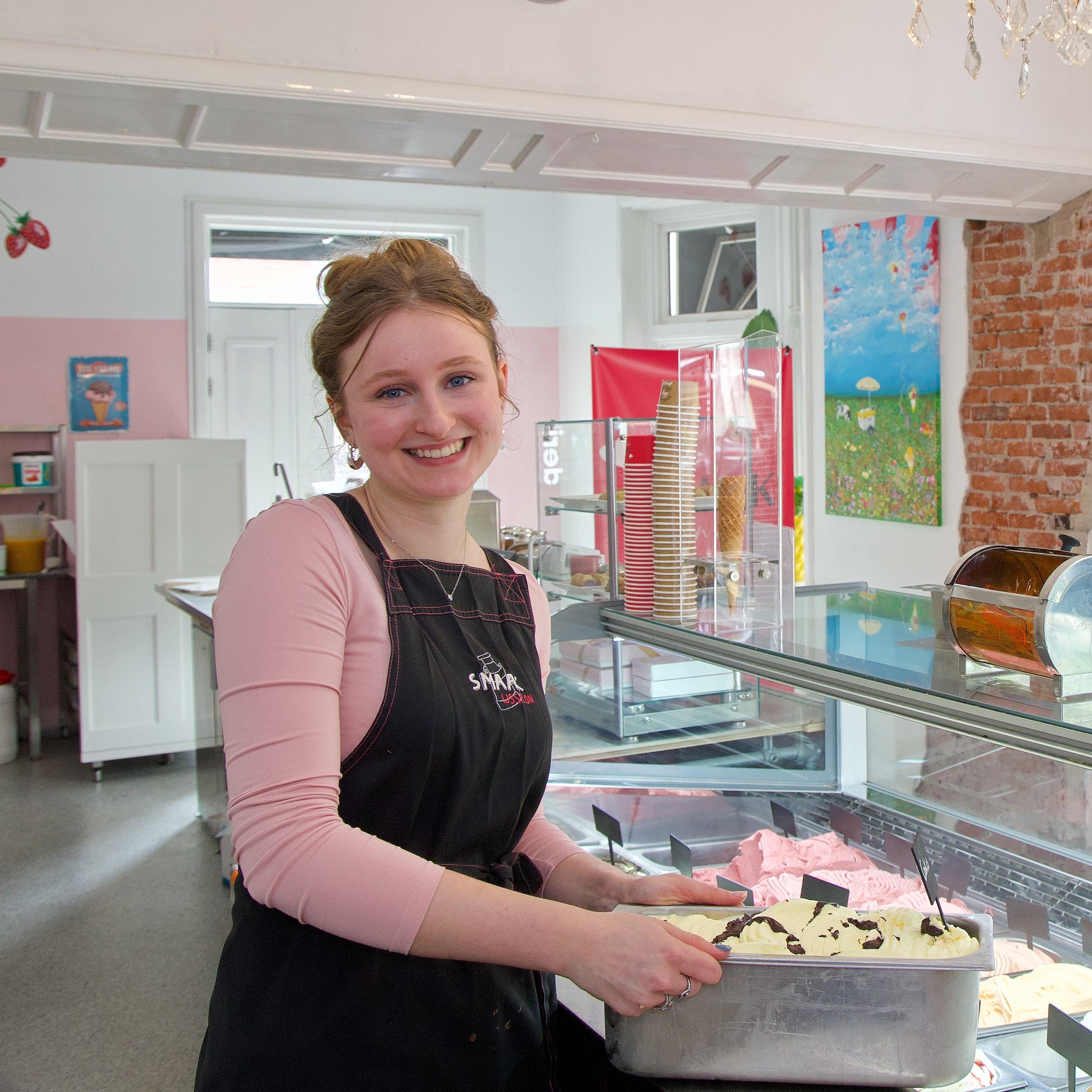 Amber van der Woude maakt al haar ijs zelf met melk van biologische koeien uit de regio.