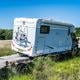 Camper vast op vlonderpad in natuurgebied bij Grolloo.