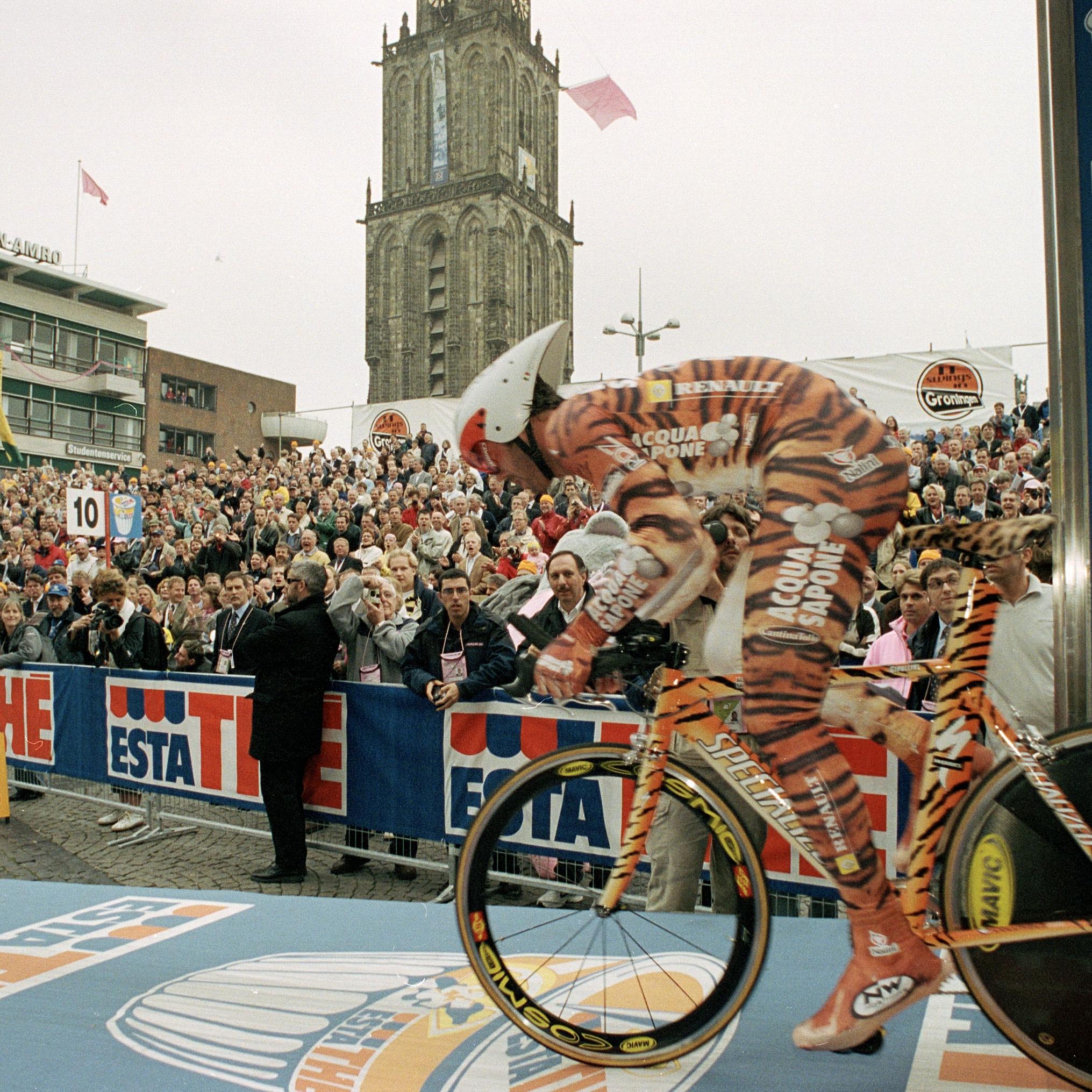 De proloog van de Giro d'Italia op de Grote Markt, met hier Mario Cipollini aan de start, trok in 2002 massale belangstelling.