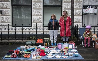 Op de vrijmarkt op de Singels in Groningen lok je potentiële kopers met vintage en antiek.