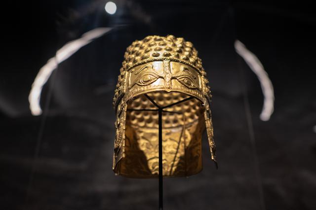 De gouden helm van Cotofenesti achter het glas in het Drents Museum.