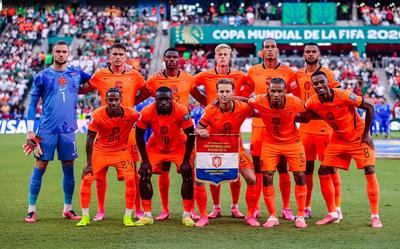 Het Nederlands elftal poseert voor de aftrap tegen Marokko.