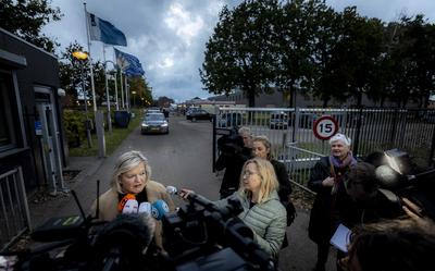 Ankie Broekers-Knol staat de massaal naar Ter Apel afgereisde media te woord