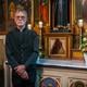 Pastoor Stiekema voor het altaar waar tot voor kort botsplinters van de heilige Gerardus Marjella werden bewaard en tentoongesteld.