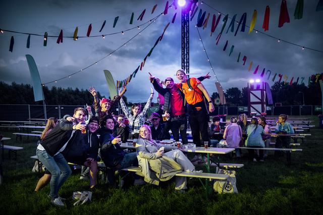 Terrace Tuesday bij De Poele op industrieterrein Roodehaan. Zo leerden de KEI-groepjes elkaar nog beter leren kennen en maakten ze - toch een tikkeltje anders - kennis met de studentensfeer van Groningen.