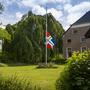 De Groningse vlag hangt halfstok bij een boerderij in Beerta na het nieuws dat de vermiste kinderen Jeffrey en Emma en hun vader gevonden zijn.